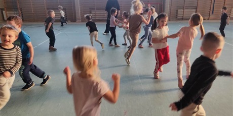 Powiększ grafikę: Wizyta grupy „Elfy” w Przedszkolu nr 44 – ZSO 10 i udział w zajęciach sportowych