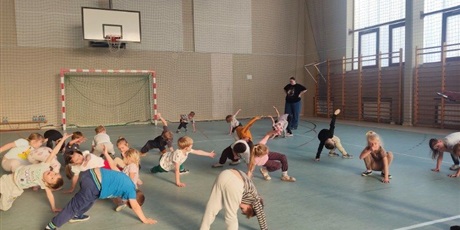 Powiększ grafikę: Wizyta grupy „Elfy” w Przedszkolu nr 44 – ZSO 10 i udział w zajęciach sportowych