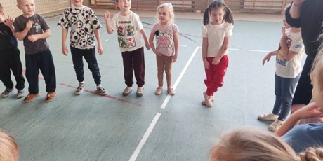 Powiększ grafikę: Wizyta grupy „Elfy” w Przedszkolu nr 44 – ZSO 10 i udział w zajęciach sportowych