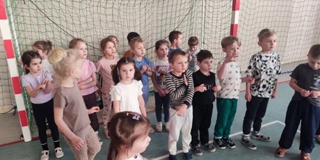 Powiększ grafikę: Wizyta grupy „Elfy” w Przedszkolu nr 44 – ZSO 10 i udział w zajęciach sportowych