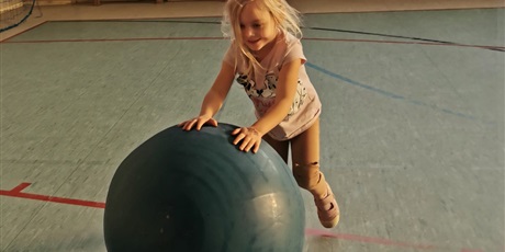 Powiększ grafikę: Wizyta grupy „Elfy” w Przedszkolu nr 44 – ZSO 10 i udział w zajęciach sportowych