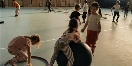 Powiększ grafikę: Wizyta grupy „Elfy” w Przedszkolu nr 44 – ZSO 10 i udział w zajęciach sportowych