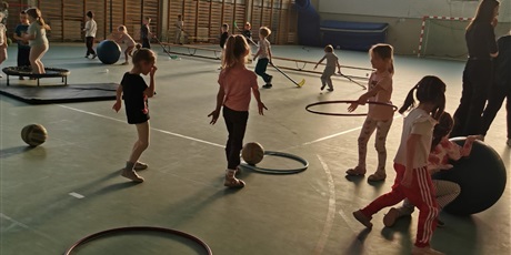 Powiększ grafikę: Wizyta grupy „Elfy” w Przedszkolu nr 44 – ZSO 10 i udział w zajęciach sportowych