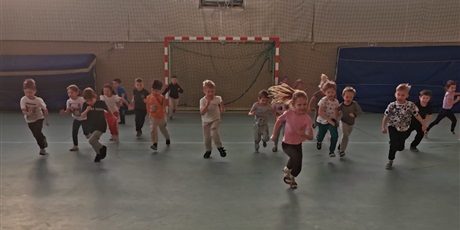 Powiększ grafikę: Wizyta grupy „Elfy” w Przedszkolu nr 44 – ZSO 10 i udział w zajęciach sportowych