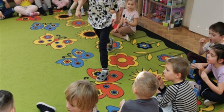 Powiększ grafikę: Wizyta grupy „Elfy” w Przedszkolu nr 44 – ZSO 10 i udział w zajęciach sportowych