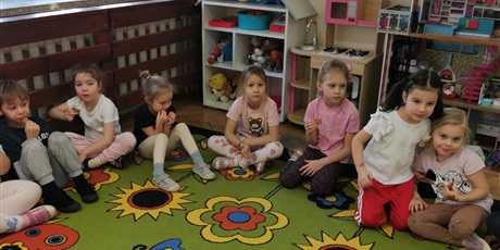 Powiększ grafikę: Wizyta grupy „Elfy” w Przedszkolu nr 44 – ZSO 10 i udział w zajęciach sportowych