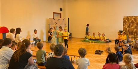 Powiększ grafikę: Wizyta grupy „Elfy” w Przedszkolu nr 44 – ZSO 10 na przedstwieniu ,,Szewczyk Dratewka''