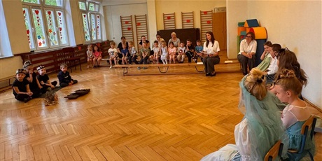 Powiększ grafikę: Wizyta grupy „Elfy” w Przedszkolu nr 44 – ZSO 10 na przedstwieniu ,,Szewczyk Dratewka''