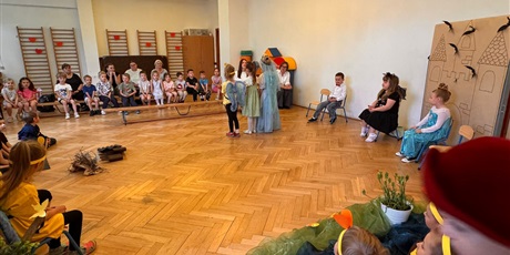 Powiększ grafikę: Wizyta grupy „Elfy” w Przedszkolu nr 44 – ZSO 10 na przedstwieniu ,,Szewczyk Dratewka''