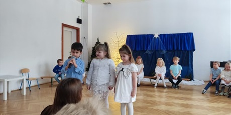 Powiększ grafikę: Wizyta grupy „Elfy” w Przedszkolu nr 44 – ZSO 10 przedstawienie jasełkowe