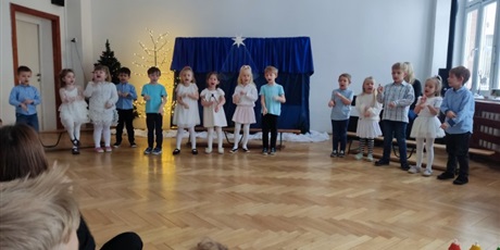 Powiększ grafikę: Wizyta grupy „Elfy” w Przedszkolu nr 44 – ZSO 10 przedstawienie jasełkowe