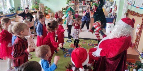 Powiększ grafikę:  Wizyta Świętego Mikołaja i Elfa – prezenty i świąteczna zabawa