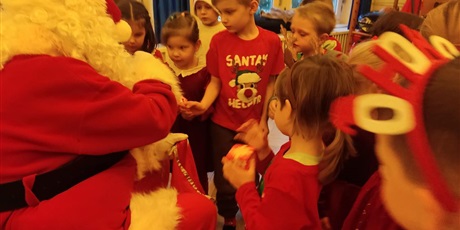 Powiększ grafikę:  Wizyta Świętego Mikołaja i Elfa – prezenty i świąteczna zabawa