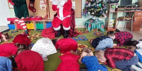 Powiększ grafikę:  Wizyta Świętego Mikołaja i Elfa – prezenty i świąteczna zabawa