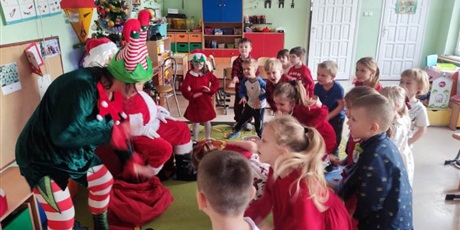 Powiększ grafikę:  Wizyta Świętego Mikołaja i Elfa – prezenty i świąteczna zabawa