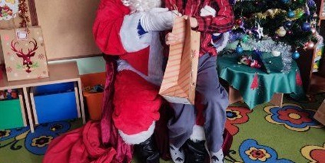 Powiększ grafikę:  Wizyta Świętego Mikołaja i Elfa – prezenty i świąteczna zabawa