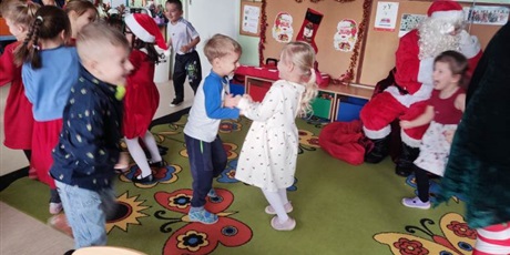 Powiększ grafikę:  Wizyta Świętego Mikołaja i Elfa – prezenty i świąteczna zabawa