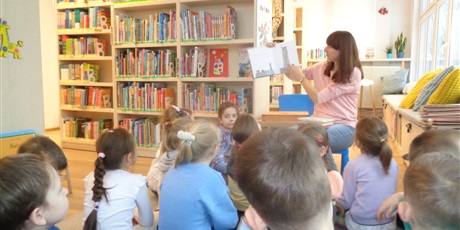 Powiększ grafikę: Wizyta w bibliotece