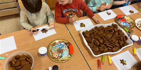 Powiększ grafikę: Wspólne dekorowanie pierniczków z mamą Igi