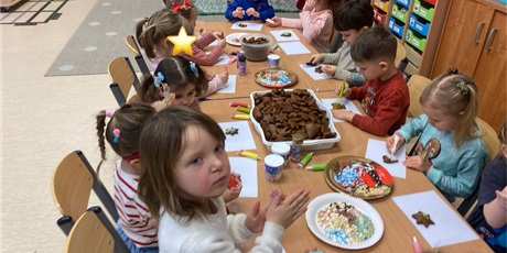 Powiększ grafikę: Wspólne dekorowanie pierniczków z mamą Igi