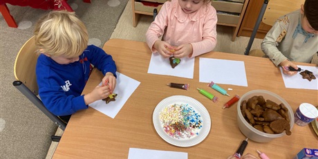 Powiększ grafikę: Wspólne dekorowanie pierniczków z mamą Igi