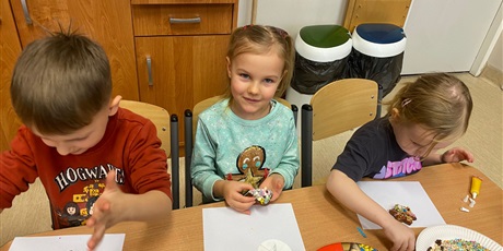 Powiększ grafikę: Wspólne dekorowanie pierniczków z mamą Igi