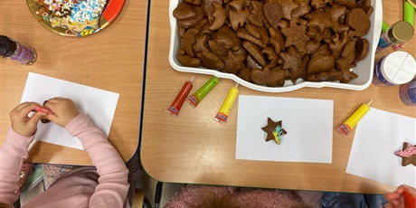 Powiększ grafikę: Wspólne dekorowanie pierniczków z mamą Igi