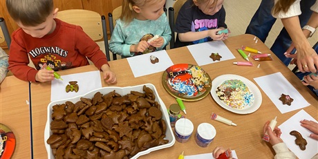 Powiększ grafikę: Wspólne dekorowanie pierniczków z mamą Igi