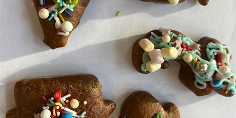 Powiększ grafikę: Wspólne dekorowanie pierniczków z mamą Igi