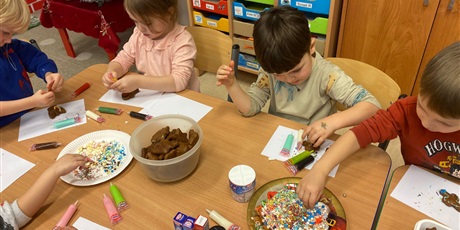 Powiększ grafikę: Wspólne dekorowanie pierniczków z mamą Igi