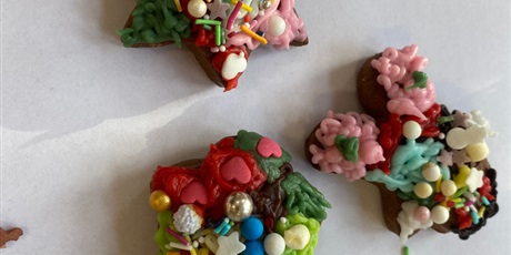 Powiększ grafikę: Wspólne dekorowanie pierniczków z mamą Igi