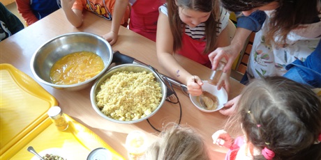 Powiększ grafikę: Wspólne gotowanie