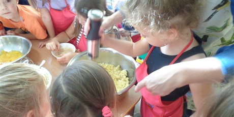 Powiększ grafikę: Wspólne gotowanie