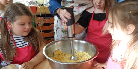 Powiększ grafikę: Wspólne gotowanie