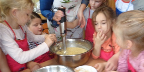 Powiększ grafikę: Wspólne gotowanie