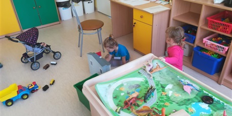 Powiększ grafikę: ZABAWY KRASNOLUDKÓW W SALI