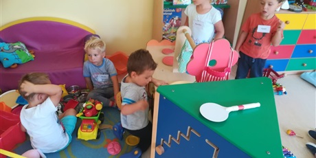 Powiększ grafikę: ZABAWY KRASNOLUDKÓW W SALI