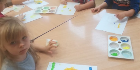 Powiększ grafikę: ZABAWY KRASNOLUDKÓW W SALI