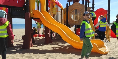 Powiększ grafikę: Zabawy na plaży