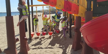 Powiększ grafikę: Zabawy na plaży