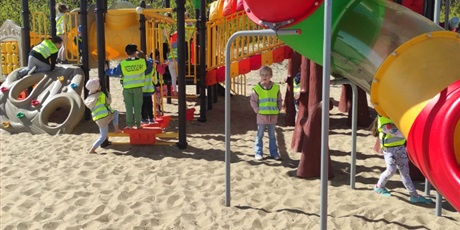Powiększ grafikę: Zabawy na plaży