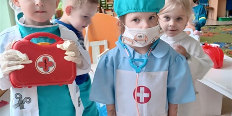 Powiększ grafikę: Zabawy w kąciku lekarskim
