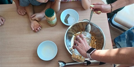Powiększ grafikę: Zajęcia kulinarne. Pasta z ciecierzycy