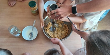 Powiększ grafikę: Zajęcia kulinarne. Pasta z ciecierzycy