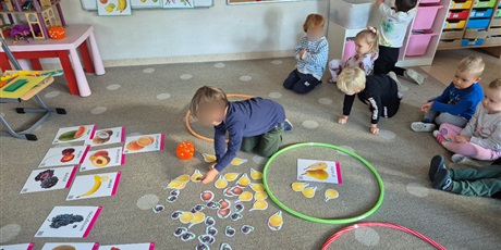 Powiększ grafikę: Zajęcia matematyczno-przyrodnicze – „Liczymy i dopasowujemy owoce”