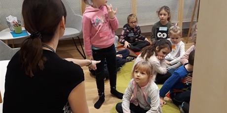 Powiększ grafikę: Zajęcia w bibliotece w Brzeźnie