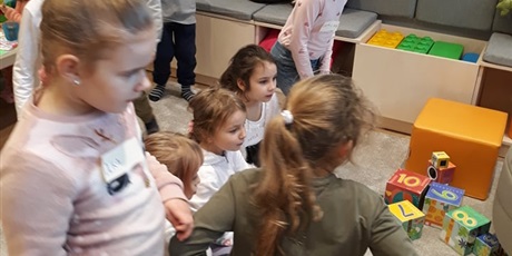 Powiększ grafikę: Zajęcia w bibliotece w Brzeźnie