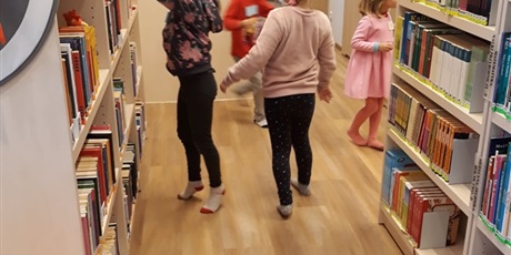 Powiększ grafikę: Zajęcia w bibliotece w Brzeźnie