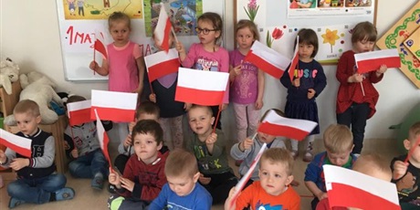 Powiększ grafikę: Zajęcia plastyczne w Krasnoludkach-flaga Polski