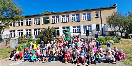 Powiększ grafikę: Na zdjęciu grupa dzieci podczas zabaw na przedszkolnym placu zabaw podczas uroczystości z okazji Dnia Dziecka
